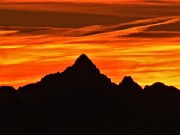 74 Nel cielo infuocato al tramonto  si innalza il lontano Monviso s